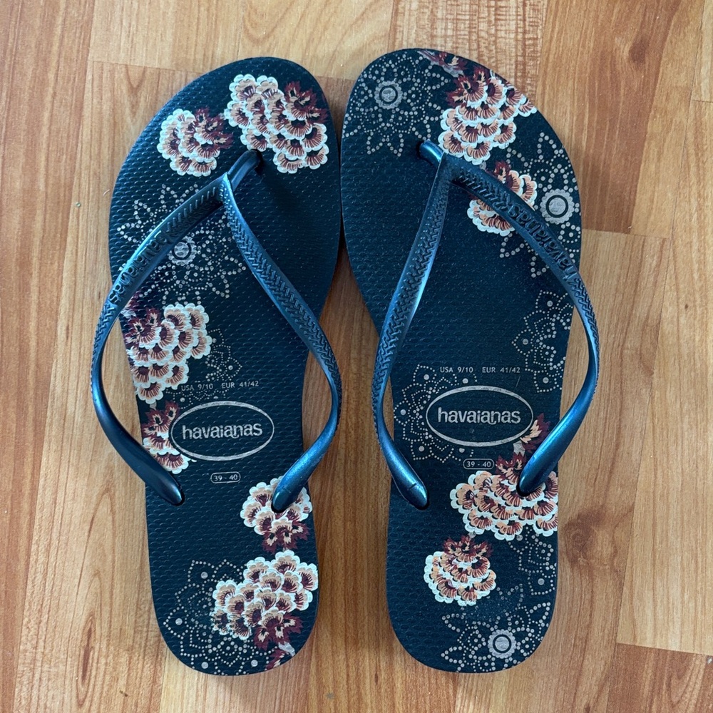 Havianas black floral flip flops size 9/10